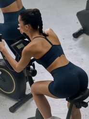 4F Legginsy krótkie treningowe bezszwowe damskie - granatowe XS/S. Niebieskie legginsy damskie 4f, l, bez wzorów, ze skóry, z podwyższonym stanem, na fitness i siłownię. Za 99.99 zł.