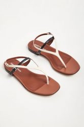 Sandały skórzane EMPORIO ARMANI. Sandały damskie Emporio Armani, bez wzorów, bez obcasa. W wyprzedaży za 704.37 zł.