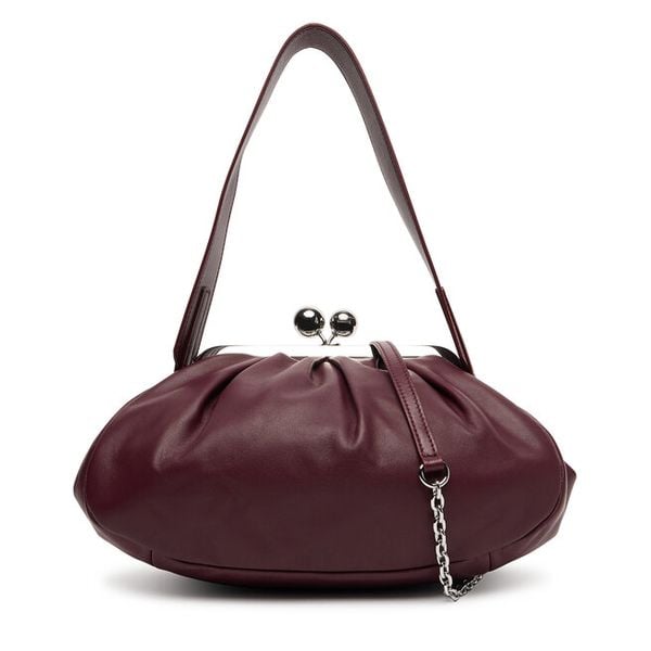 Torebka Weekend Max Mara. Fioletowe torebki wieczorowe Weekend Max Mara, bez wzorów, wizytowe, bez kołnierzyka, bez ramiączek. Za 1,819.00 zł.