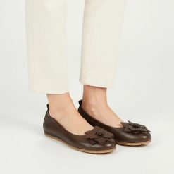 Baleriny damskie Armodo, cholewka ze skóry naturalnej z dekoracyjną aplikacją na przodzie elastyczna konstrukcja ułatwiająca zakładanie oraz płaska p. Brązowe baleriny damskie Armodo, z aplikacjami, ze skóry, bez obcasa, na płaskiej podeszwie. Za 329.00 zł.