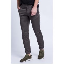 G-Star Raw - Spodnie. Spodnie materiałowe męskie G-Star Raw, bez wzorów, z bawełny, casualowe. W wyprzedaży za 349.90 zł.