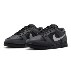 Buty sportowe damskie Nike W Dunk Low. Czarne buty sportowe na co dzień damskie Nike, bez wzorów. Za 435.60 zł.