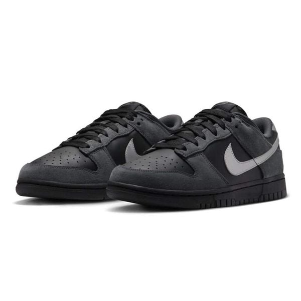 Buty sportowe damskie Nike W Dunk Low. Czarne buty sportowe na co dzień damskie Nike, bez wzorów. Za 435.60 zł.