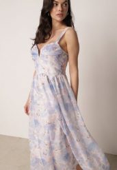 Niebieska Romantyczna Sukienka o Rozkloszowanym Kroju na Ramiączkach w Kwiaty Isiresha. Niebieskie sukienki damskie Born2be, na co dzień, na lato, l, bez wzorów, z poliesteru, eleganckie, bez kołnierzyka, bez ramiączek, proste. Za 239.99 zł.