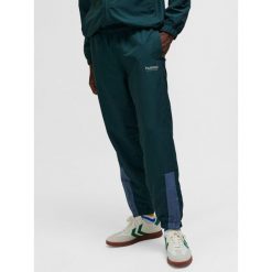 Spodnie dresowe Hummel hmlTRACKSUIT. Zielone spodnie dresowe damskie HUMMEL, bez wzorów, z dresówki. W wyprzedaży za 182.80 zł.