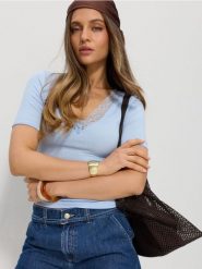 Wiskozowa koszulka z ozdobną koronką - błękitny. Niebieskie t-shirty damskie Sinsay, l, bez wzorów, z koronki, bez kołnierzyka. Za 25.99 zł.