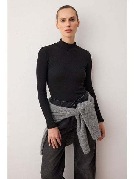 Trendyol Koszulka w kolorze czarnym rozmiar: XS. Czarne bluzki damskie Trendyol, xs, bez wzorów, bez kołnierzyka, bez ramiączek. Za 39.99 zł.