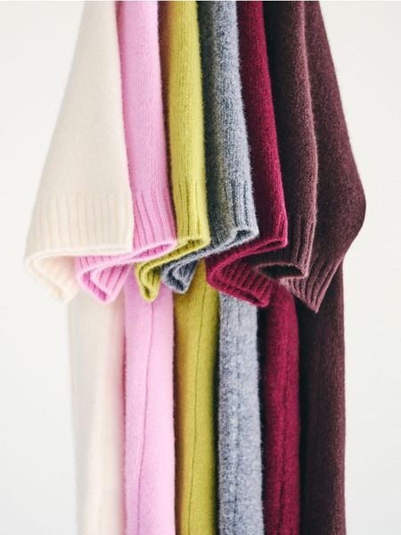 Wełniany sweter - szary. Szare swetry klasyczne damskie Reserved, l, z wełny, bez kołnierzyka. Za 139.99 zł.