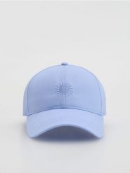 Czapka z daszkiem z haftem - jasnoniebieski. Niebieskie czapki z daszkiem damskie Reserved, bez wzorów. Za 59.99 zł.