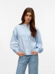 Vero Moda Bluzka w kolorze błękitnym rozmiar: M. Niebieskie bluzki damskie Vero Moda, m, bez wzorów, z koronki, bez kołnierzyka, bez ramiączek. Za 79.03 zł.