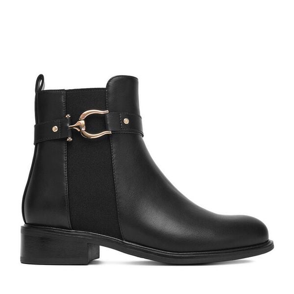 Botki DeeZee. Czarne botki damskie DeeZee, bez obcasa, na płaskiej podeszwie, bez zapięcia. Za 129.99 zł.