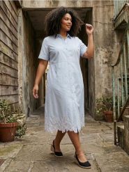 Koszulowa sukienka z haftowanym dołem Plus Size - błękitny. Niebieskie sukienki damskie Sinsay, plus size, bez wzorów, bez kołnierzyka, plus size, bez ramiączek, koszulowe. Za 99.99 zł.