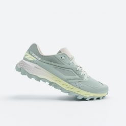 Buty do biegania w terenie damskie Kiprun XT8. Zielone obuwie do biegania damskie KIPRUN. Za 359.99 zł.