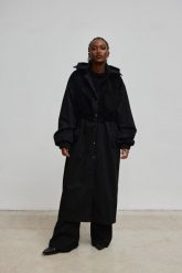 Długi płaszcz typu oversize w kolorze TOTALY BLACK - HUNTER-S/M. Czarne płaszcze damskie Marsala, m, bez wzorów, z bawełny, eleganckie. W wyprzedaży za 559.95 zł.