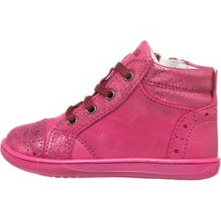 Skórzane buty w kolorze różowym do nauki chodzenia. Czerwone buciki dla niemowląt Primigi, bez zapięcia. W wyprzedaży za 145.95 zł.
