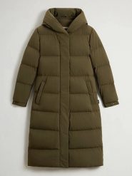 Woolrich Płaszcz puchowy "Cloud Madison" w kolorze khaki rozmiar: L. Brązowe płaszcze damskie Woolrich, l, bez wzorów, z puchu. Za 2,050.03 zł.