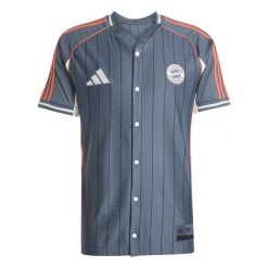 Koszulka kibica baseballowego US Bayern Monachium 2025/26. Szare t-shirty sportowe męskie Adidas, m, bez ramiączek, do piłki nożnej. W wyprzedaży za 256.00 zł.