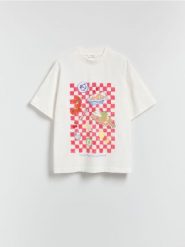 T-shirt oversize z nadrukiem - biały. Białe t-shirty damskie Reserved, l, bez wzorów, z bawełny, bez kołnierzyka. W wyprzedaży za 35.99 zł.