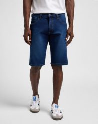 WRANGLER MĘSKIE SZORTY RUSTLER SHORT DARK WASH 112356515 W10H018377. Niebieskie szorty męskie Wrangler, z bawełny, bez kołnierzyka. W wyprzedaży za 59.99 zł.