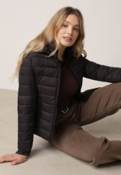 Czarna Taliowana Przejściowa Kurtka Pikowana z Odpinanym Kapturem Zinnorae. Czarne kurtki damskie Born2be, l, bez wzorów, z jeansu. Za 99.99 zł.