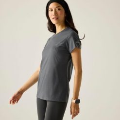 Damska koszulka Escade z krótkim rękawem i nadrukiem z mieszanki wełny merino. Niebieskie t-shirty damskie Regatta, bez wzorów, z wełny, bez kołnierzyka. W wyprzedaży za 249.99 zł.