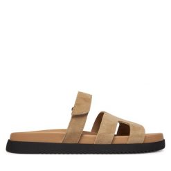 Klapki Steve Madden. Brązowe klapki damskie Steve Madden, bez wzorów, bez obcasa. Za 429.99 zł.