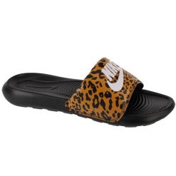 Klapki Nike Model Nike Victori One Slide Kolor Nadruk Zwierzęcy. Brązowe klapki damskie Nike, bez wzorów, z materiału, bez obcasa. Za 206.00 zł.