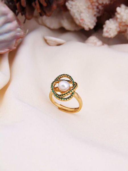 Pierres delicates Pozłacany pierścionek z perłą i cyrkoniami rozmiar: onesize. Białe pierścionki damskie Pierres delicates, z cyrkonią, pozłacane. Za 43.99 zł.