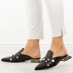 Czarne skórzane klapki damskie na obcasie mule DiA 3058. Czarne klapki damskie DiA, bez wzorów, z jeansu, bez obcasa, na obcasie. W wyprzedaży za 333.52 zł.