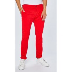Tommy Jeans - Spodnie. Czerwone spodnie materiałowe męskie Tommy Jeans, bez wzorów, z bawełny, casualowe. W wyprzedaży za 249.90 zł.