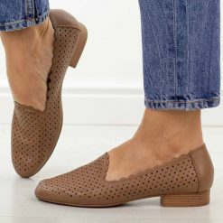 Brązowe skórzane półbuty damskie M.Daszyński Ol50-2. Brązowe półbuty damskie M.Daszyński, w ażurowe wzory, ze skóry, casualowe, z okrągłym noskiem, bez obcasa, na płaskiej podeszwie. Za 219.00 zł.