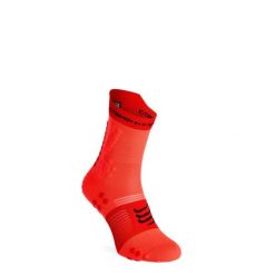 Skarpety biegowe Compressport Pro Racing Socks v4.0 Trail. Czerwone skarpetki damskie Compressport, bez wzorów. Za 93.99 zł.