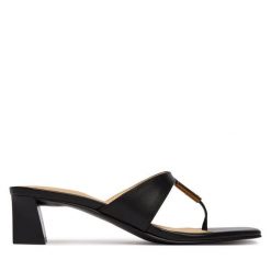 Japonki Guess. Czarne klapki damskie Guess, z aplikacjami, bez obcasa. Za 559.99 zł.