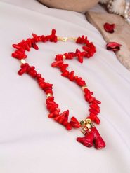 Pierres de Jade Pozłacany naszyjnik z elementami ozdobnymi - dł. 47 cm rozmiar: onesize. Czerwone naszyjniki damskie Pierres de Jade, pozłacane. Za 86.99 zł.