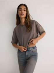 Krótki t-shirt z efektem acid wash - brązowy. Brązowe t-shirty damskie Reserved, l, bez wzorów, z bawełny, bez kołnierzyka. W wyprzedaży za 15.99 zł.