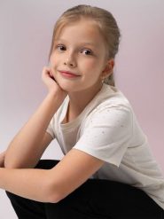 4F T-shirt regular dziewczęcy - biały 122 (6-7 lat). Białe koszulki dziewczęce 4f, z aplikacjami, z bawełny, bez ramiączek. Za 59.99 zł.