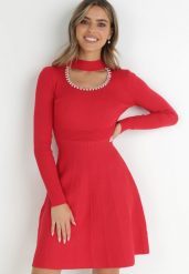 Czerwona Sukienka z Wycięciem przy Dekolcie z Cyrkoniami i Perłami Vari. Czerwone sukienki damskie Born2be, na imprezę, bez wzorów, z dzianiny, eleganckie, bez kołnierzyka, bez ramiączek, dopasowane. Za 39.99 zł.