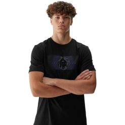 Koszulka męska 4F M2964 głęboka czerń 4FWAW25TTSHM2964 20S. Czarne t-shirty sportowe męskie 4f, m, bez ramiączek, do piłki nożnej. Za 44.90 zł.