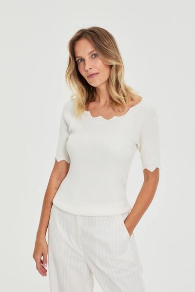 Dopasowany sweter biały. Białe swetry klasyczne damskie MOODO, l, z poliamidu, bez kołnierzyka. Za 99.99 zł.