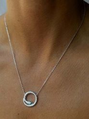 Les Petites Précieuses Srebrny naszyjnik z elementem ozdobnym - dł. 40 cm rozmiar: onesize. Szare naszyjniki damskie Les Petites Précieuses, srebrne. Za 165.99 zł.