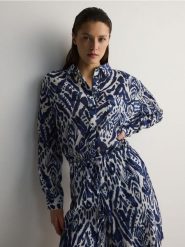 Szorty z wiskozą - jasnoniebieski. Niebieskie szorty damskie Reserved, bez wzorów, z tkaniny. W wyprzedaży za 39.99 zł.