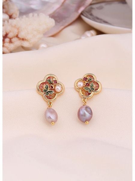 L'Atelier de Gaia Pozłacane kolczyki z perłami rozmiar: onesize. Różowe kolczyki damskie L'Atelier de Gaia, z perłą, pozłacane. Za 60.99 zł.