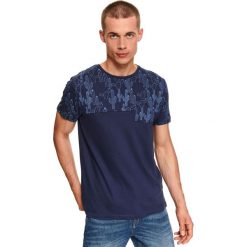 T-SHIRT KRÓTKI RĘKAW MĘSKI Z NADRUKIEM. Niebieskie t-shirty męskie TOP SECRET, na jesień, l, bez wzorów, z bawełny, bez kołnierzyka. W wyprzedaży za 19.99 zł.