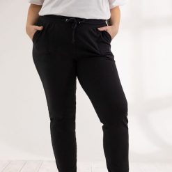 Czarne spodnie dresowe Klara XXL OVERSIZE JESIEŃ. Czarne spodnie dresowe damskie Moda Size Plus Iwanek, na jesień, s, bez wzorów, z bawełny. Za 159.90 zł.