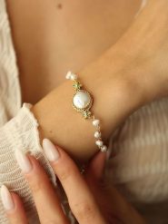 Pierres delicates Pozłacana bransoletka z perłami rozmiar: onesize. Białe bransoletki damskie Pierres delicates, pozłacane. Za 104.64 zł.