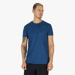 Koszulka treningowa męska Swedemount Fjällbacka Tee 2.0 szybkoschnąca. Niebieskie t-shirty sportowe męskie SWEDEMOUNT, m, z materiału, bez ramiączek, do biegania. Za 79.99 zł.