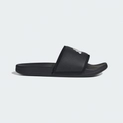 Klapki Adilette Komfort. Białe klapki damskie Adidas, bez wzorów, bez obcasa. W wyprzedaży za 129.35 zł.