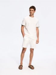 Strukturalny t-shirt regular - złamana biel. T-shirty męskie Reserved, l, bez wzorów, z bawełny, bez kołnierzyka. Za 69.99 zł.