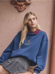 Bluza z ozdobnym haftem - granatowy. Niebieskie bluzy bez kaptura damskie Reserved, l, z bawełny. Za 99.99 zł.