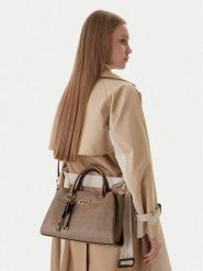 Guess Torebka Anise HWPD99 16060 Beżowy. Brązowe torebki klasyczne damskie Guess, z aplikacjami, ze skóry, bez dodatków. Za 749.99 zł.